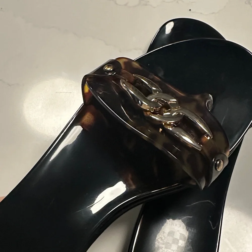 Vince Camuto step out